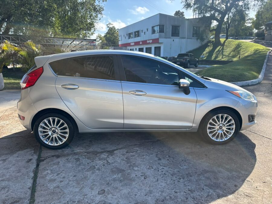 FORD FIESTA 1.6 5P TITANIUM. Recibo vehículos.