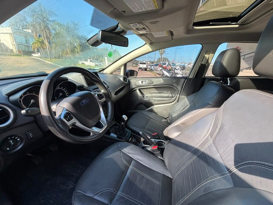 FORD FIESTA 1.6 5P TITANIUM. Recibo vehículos.