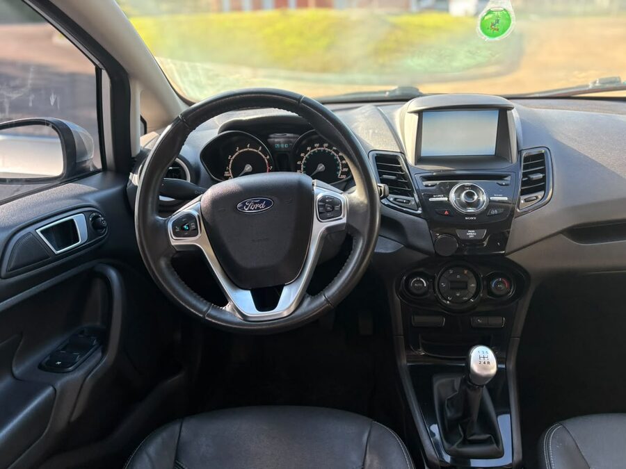 FORD FIESTA 1.6 5P TITANIUM. Recibo vehículos.