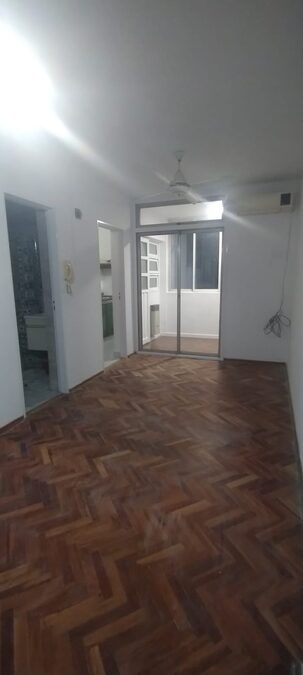 Alquilo monoambiente semiamoblado
