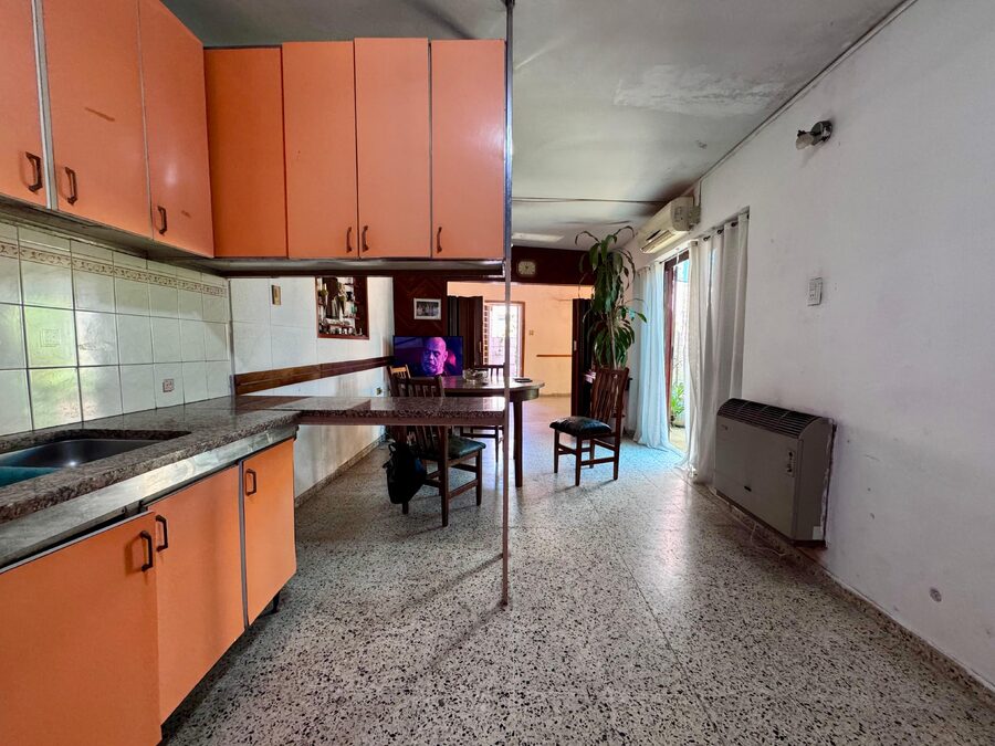 VENTA CASA + LOCAL CALLE 25 DE MAYO