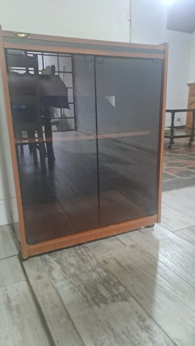 Mesa para televisor con rueditas