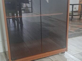 Mesa para televisor con rueditas