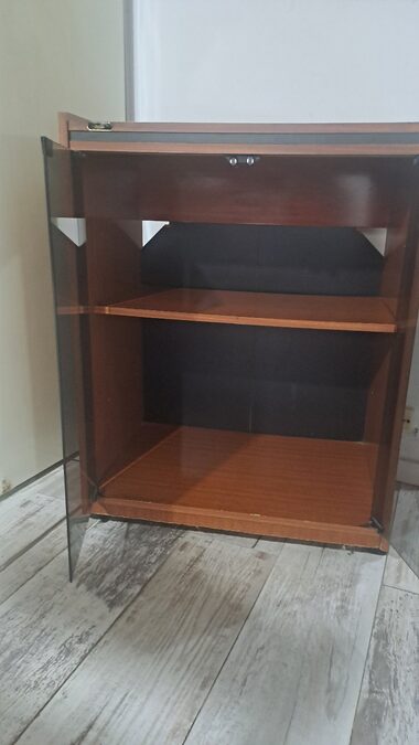 Mesa para televisor con rueditas