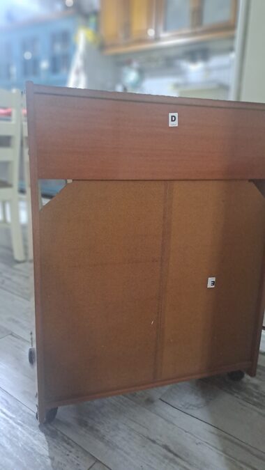 Mesa para televisor con rueditas