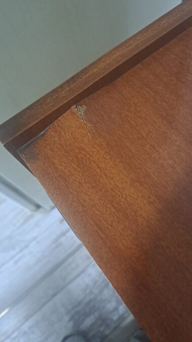 Mesa para televisor con rueditas
