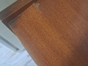 Mesa para televisor con rueditas