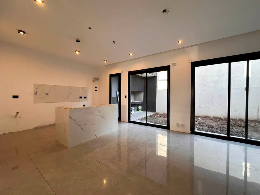 VENDO CASA A ESTRENAR 3 DORM. 3 BAÑOS