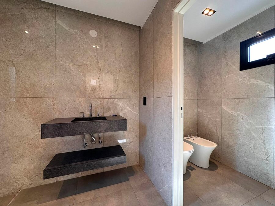 VENDO CASA A ESTRENAR 3 DORM. 3 BAÑOS