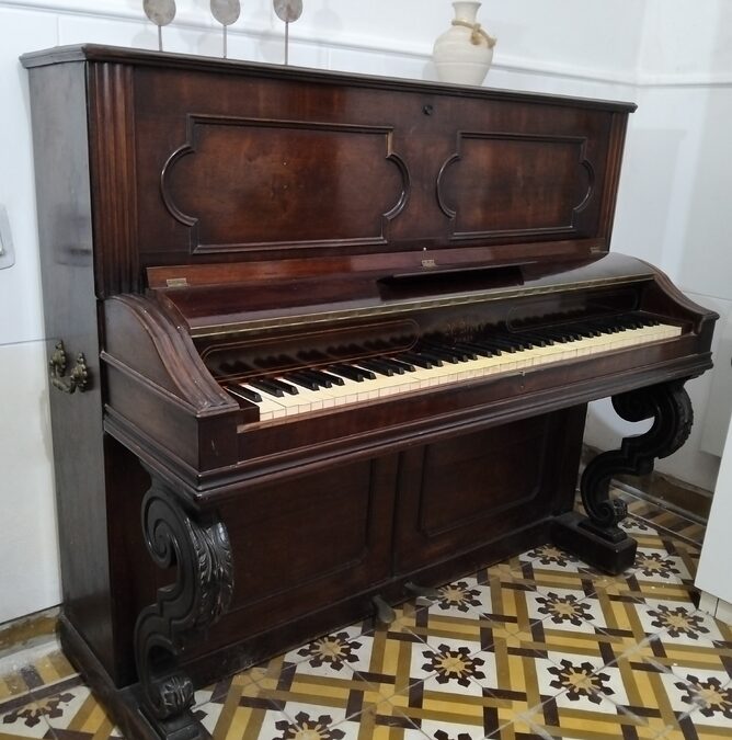 VENDO o PERMUTO PIANO K. Bord francés vertical año 1880
