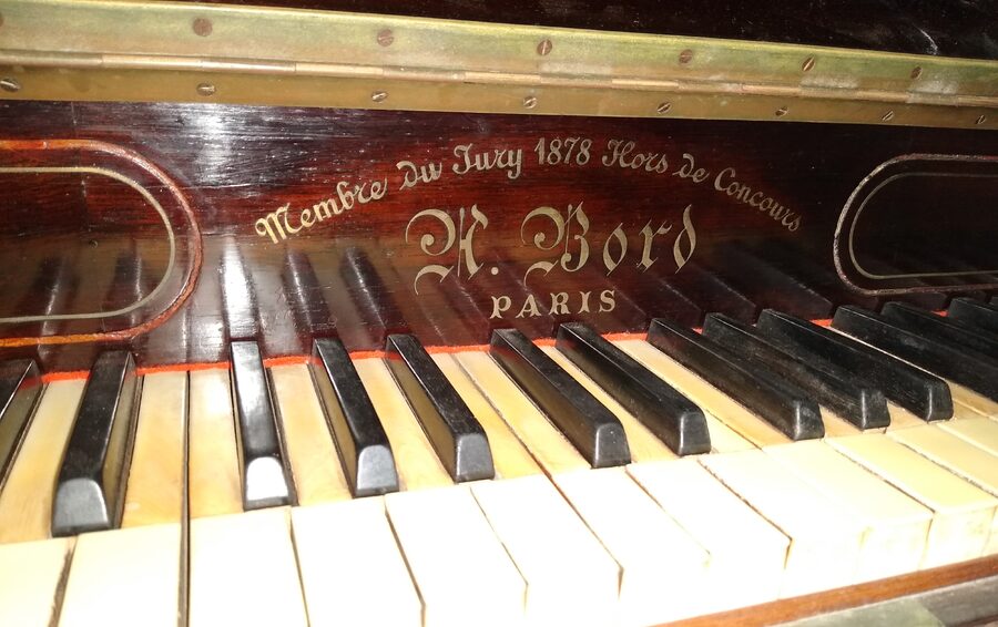 VENDO o PERMUTO PIANO K. Bord francés vertical año 1880