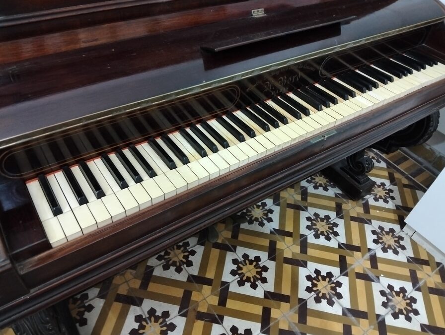 VENDO o PERMUTO PIANO K. Bord francés vertical año 1880