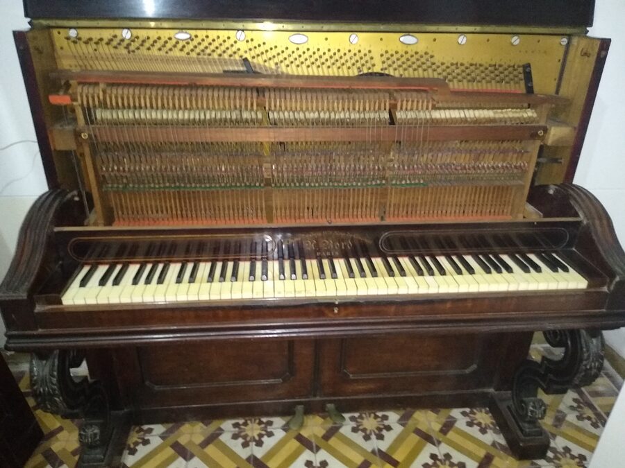VENDO o PERMUTO PIANO K. Bord francés vertical año 1880