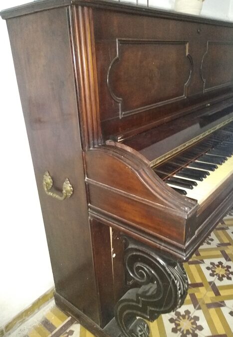 VENDO o PERMUTO PIANO K. Bord francés vertical año 1880