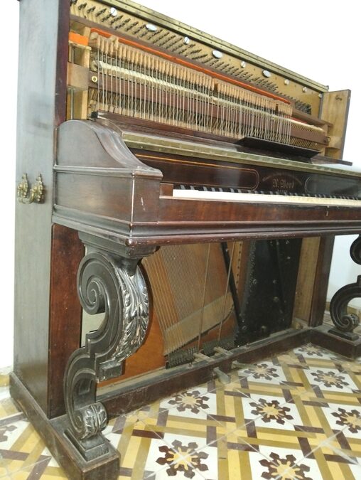 VENDO o PERMUTO PIANO K. Bord francés vertical año 1880