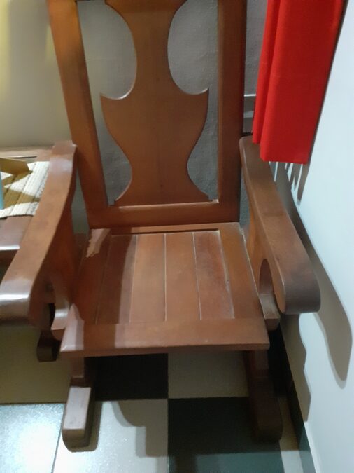 VENDO JUEGO DE SILLONES  DE ALGARROBO COMPLETO!!!