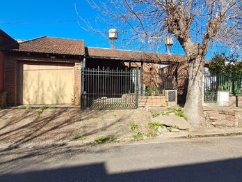 ALQUILO CASA 3 DORM,COCHERA 3 AUTOS ZONA PARQUE MAININI