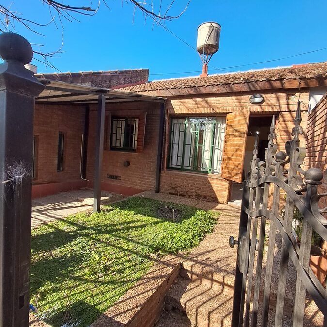 ALQUILO CASA 3 DORM,COCHERA 3 AUTOS ZONA PARQUE MAININI