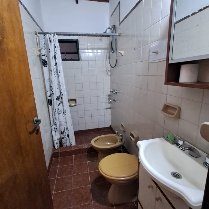 ALQUILO CASA 3 DORM,COCHERA 3 AUTOS ZONA PARQUE MAININI
