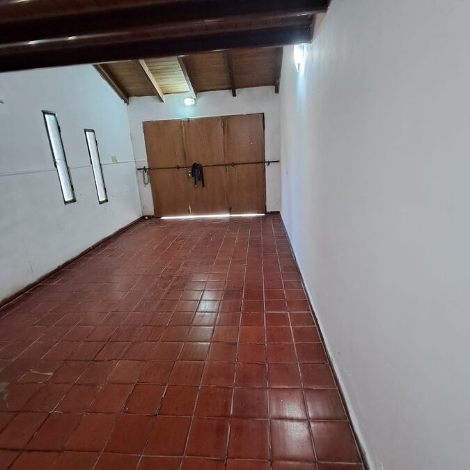 ALQUILO CASA 3 DORM,COCHERA 3 AUTOS ZONA PARQUE MAININI