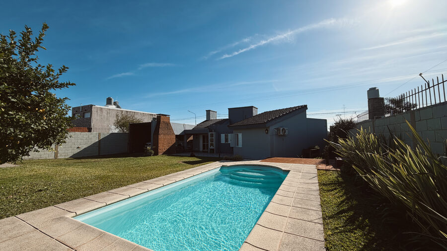 VENTA IMPRESIONANTE CASA CON AMPLIO PARQUE Y PILETA APTA CRÉDITO