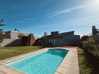 VENTA IMPRESIONANTE CASA CON AMPLIO PARQUE Y PILETA APTA CRÉDITO