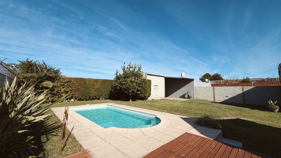 VENTA IMPRESIONANTE CASA CON AMPLIO PARQUE Y PILETA APTA CRÉDITO
