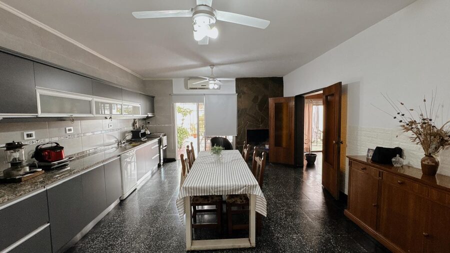 VENDO CASA  – A 1 CUADRA DEL SHOPPING LA PAZ