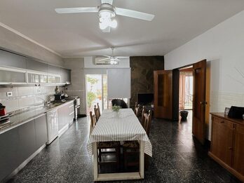 VENDO CASA  – A 1 CUADRA DEL SHOPPING LA PAZ