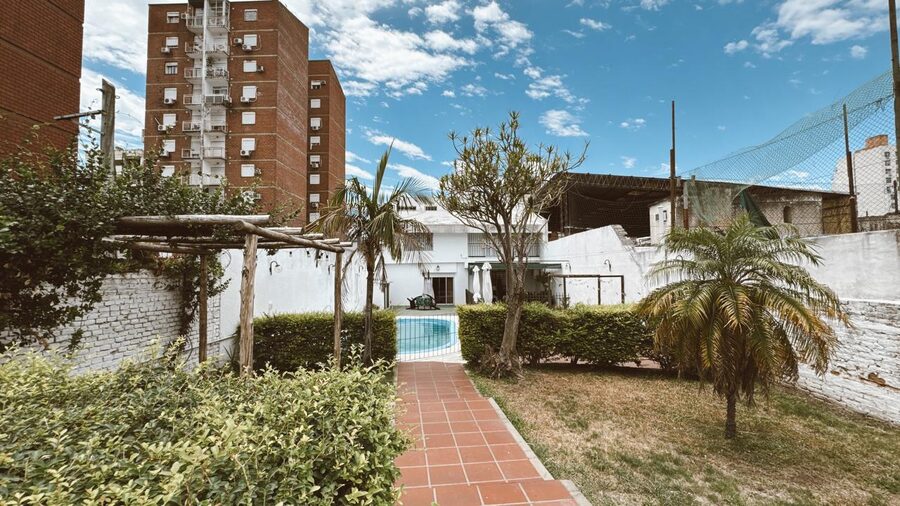 VENDO CASA  – A 1 CUADRA DEL SHOPPING LA PAZ