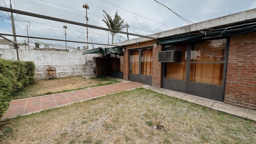 VENDO CASA  – A 1 CUADRA DEL SHOPPING LA PAZ