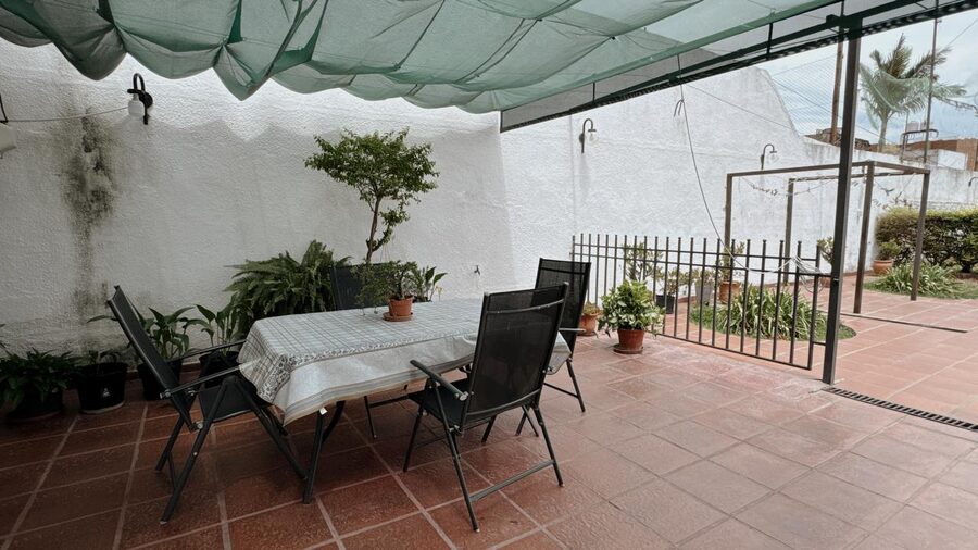 VENDO CASA  – A 1 CUADRA DEL SHOPPING LA PAZ