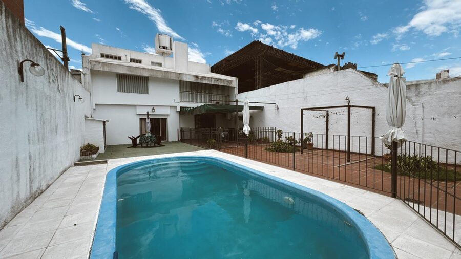 VENDO CASA  – A 1 CUADRA DEL SHOPPING LA PAZ