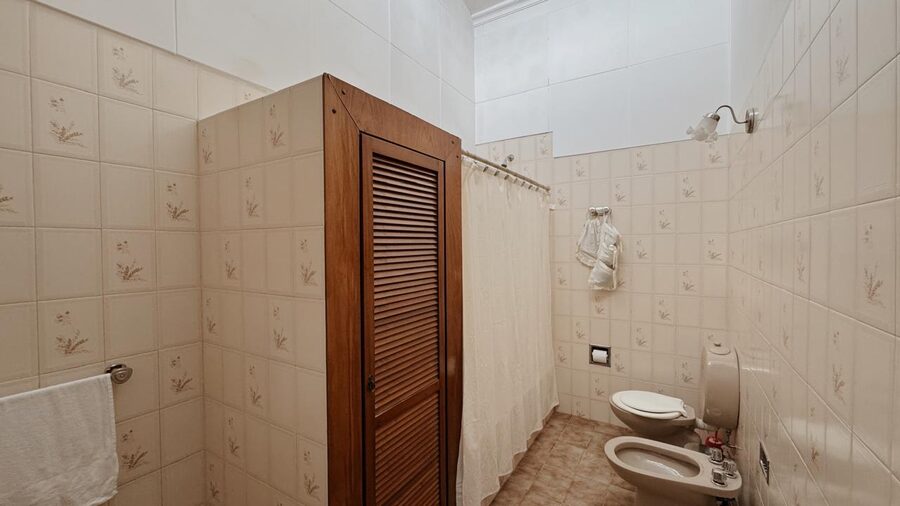VENDO CASA  – A 1 CUADRA DEL SHOPPING LA PAZ