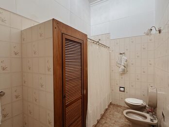 VENDO CASA  – A 1 CUADRA DEL SHOPPING LA PAZ