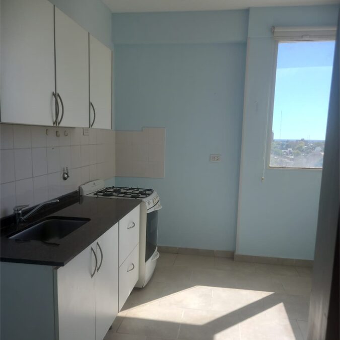 SE VENDE Y ALQUILA SEMIPISO C/ COCHERA , ZONA CENTRO !!!!