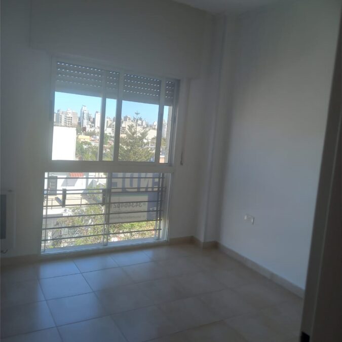 SE VENDE Y ALQUILA SEMIPISO C/ COCHERA , ZONA CENTRO !!!!