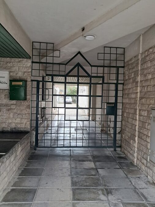 SE ALQUILA COCHERA (ZONA CENTRO)