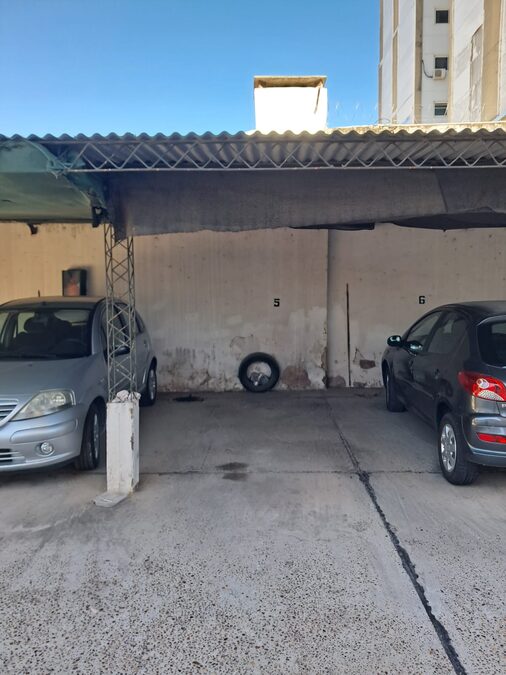 SE ALQUILA COCHERA (ZONA CENTRO)