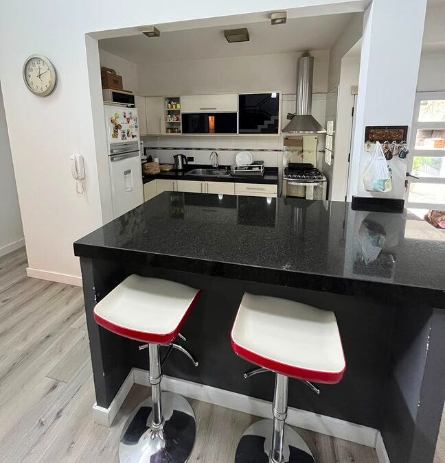 CASA 4 DORM, COCHERA PASANTE + PILETA / ZONA  ALMAFUERTE