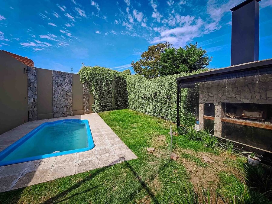 CASA 4 DORM, COCHERA PASANTE + PILETA / ZONA  ALMAFUERTE