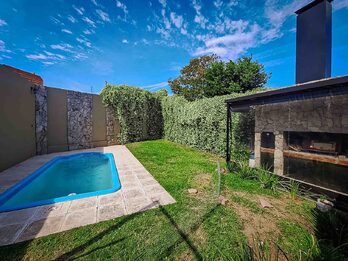CASA 4 DORM, COCHERA PASANTE + PILETA / ZONA  ALMAFUERTE