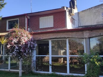 Casa dos dormitorios/dos baños/CocinaComedor/dpto en construccion/ amplio espacio verde