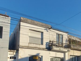 Casa más departamento, se recibe depto menor valor