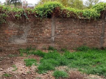 VENDO CASA CON TERRENO  A  5 CUADRAS DEL CENTRO  TODOS LOS SERVICIOS