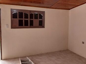 VENDO CASA CON TERRENO  A  5 CUADRAS DEL CENTRO  TODOS LOS SERVICIOS