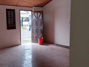 VENDO CASA CON TERRENO  A  5 CUADRAS DEL CENTRO  TODOS LOS SERVICIOS
