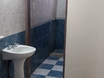 VENDO CASA CON TERRENO  A  5 CUADRAS DEL CENTRO  TODOS LOS SERVICIOS