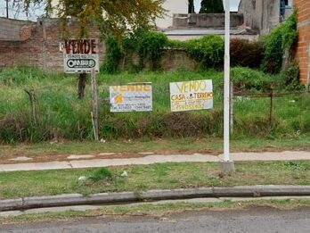VENDO CASA CON TERRENO  A  5 CUADRAS DEL CENTRO  TODOS LOS SERVICIOS