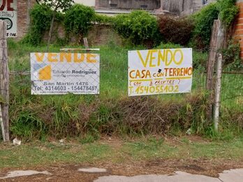 VENDO CASA CON TERRENO  A  5 CUADRAS DEL CENTRO  TODOS LOS SERVICIOS